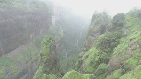 una vista aérea cinematográfica de drones de una exuberante selva tropical en las colinas de los ghats occidentales en el bosque andharban de la región de pimpir en maharashtra, un popular destino de senderismo para los turistas locales