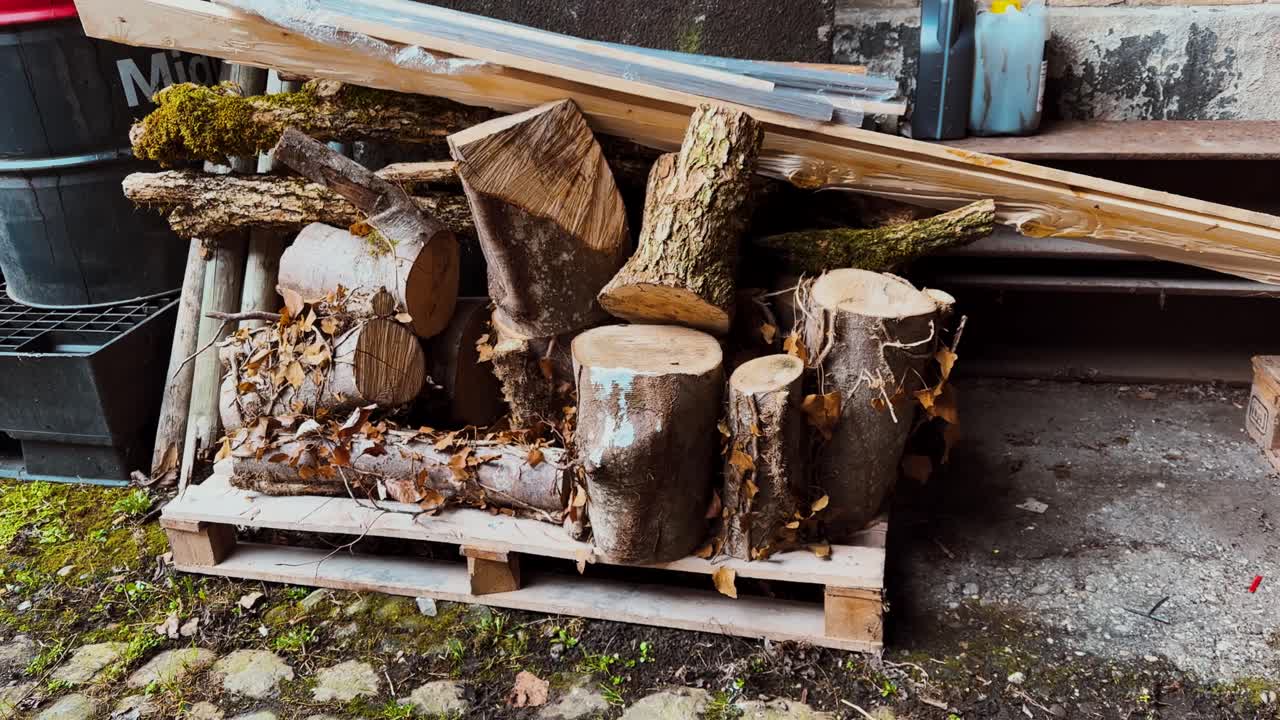Pilha de toras de lenha cortadas empilhadas ao ar livre, simbolizando a preparação para o inverno, aquecimento sustentável e vida rústica ao ar livre.