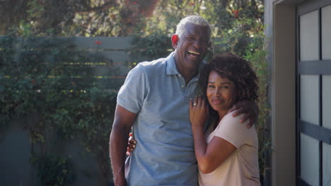 Retrato-De-Una-Pareja-Afroamericana-De-Alto-Rango-Sonriente-En-El-Jardín-De-Casa