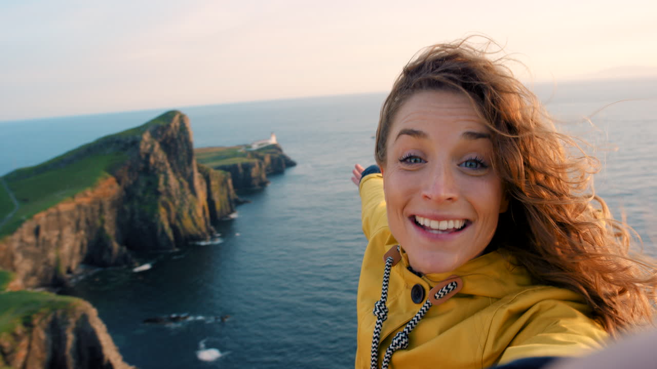 mujer tomando una selfie en un punto de vista costero pintoresco