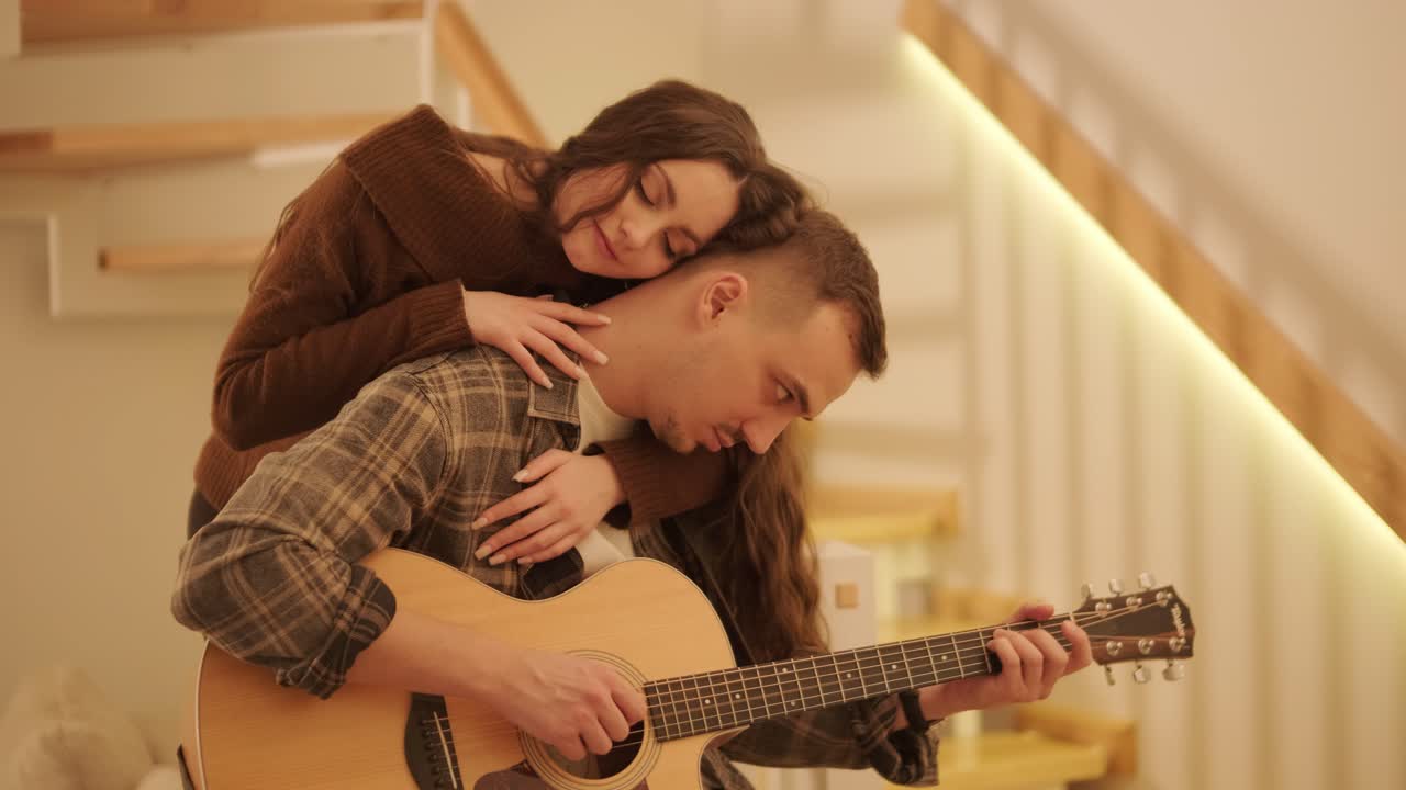 una pareja enamorada está pasando tiempo en casa.