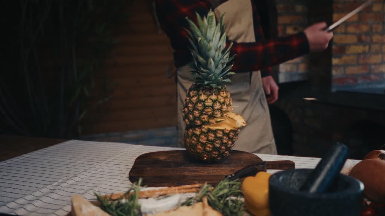아한 주방 설정에 있는 사람에 의해 나무 보드에 잘라진 파인애플