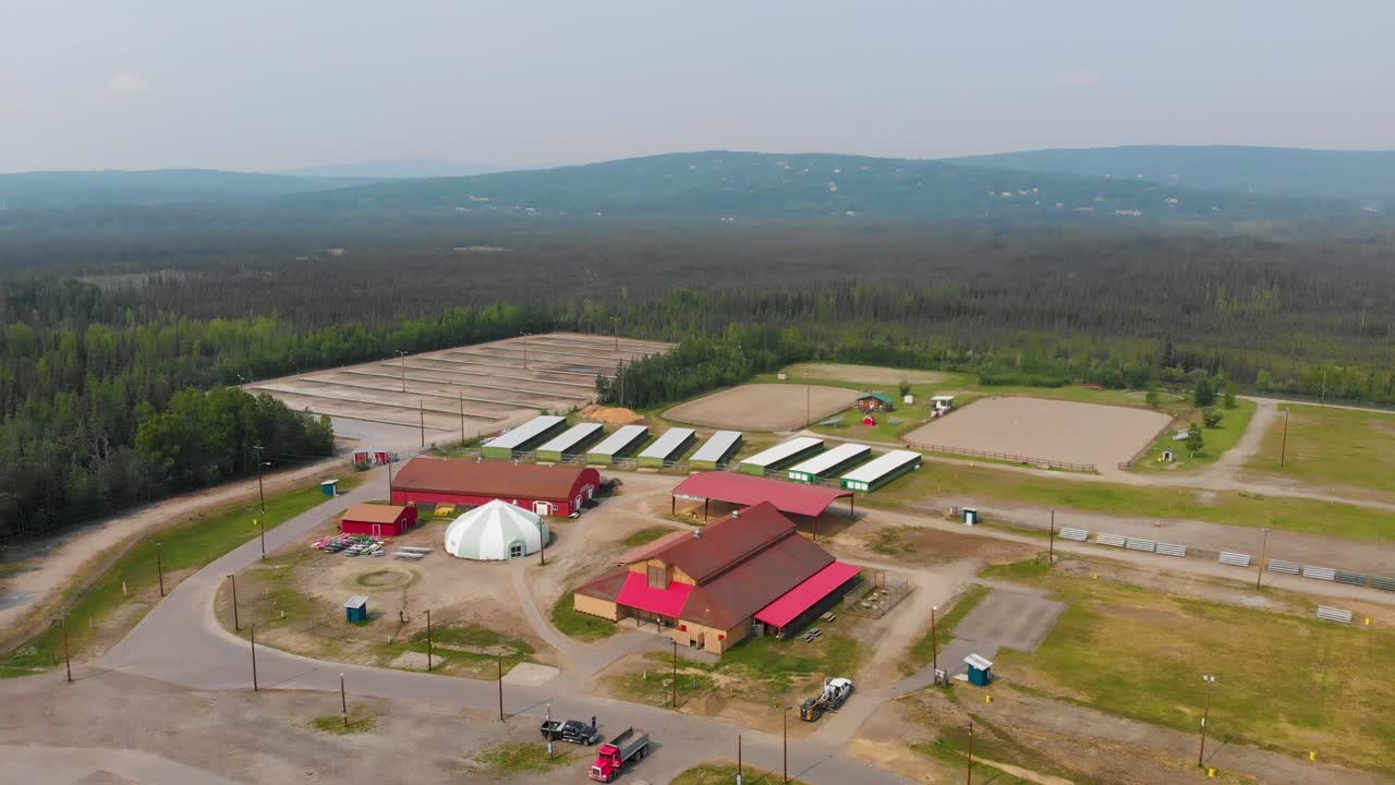 video de drones de 4k del recinto ferial estatal del valle de tanana en fairbanks, alaska durante un día soleado de verano