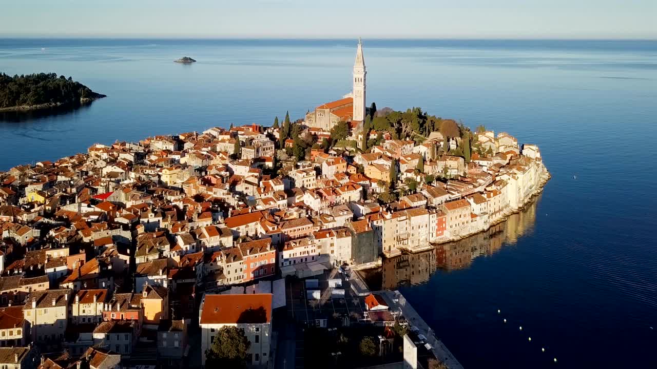 크로아티아 이스트리아의 로빈지 (rovinj) 구시가지의 아침 공중 파노라마.