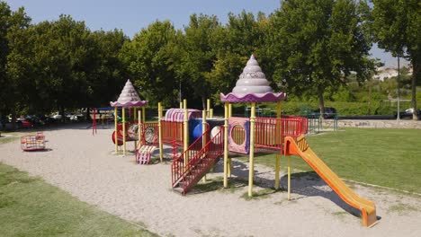 Eine-Schöne-Aussicht-Auf-Den-Spielplatz-Für-Kinder