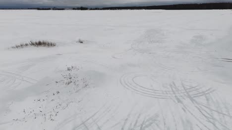 Luftaufnahmen-Von-Driftmarken,-Die-Die-Verschneite-Landschaft-Bedecken