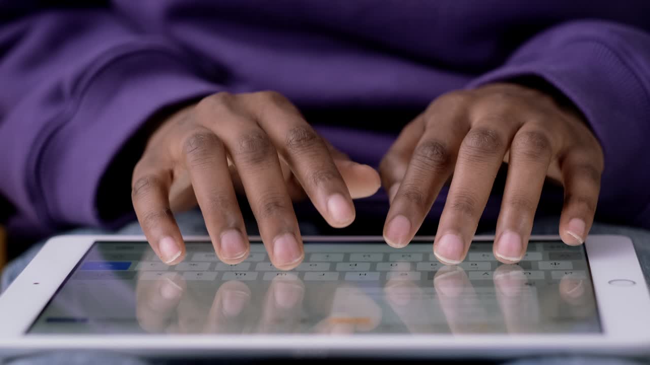 manos en el teclado de la tableta digital de cerca niña afroamericana trabajando en la oficina trabajo a distancia escribiendo texto, mujer negra usando el bloc de notas computadora aprendizaje a distancia educación en línea y trabajo