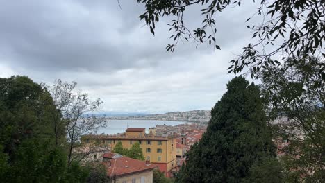 Vista-Panorámica-De-La-Ciudad-De-Niza,-Francia-Desde-La-Colina-Del-Castillo-Con-La-Costa-Mediterránea-Al-Fondo.