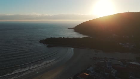 Vista-Aérea-De-La-Puesta-De-Sol-Sobre-La-Playa-En-Barra-Da-Lagoa