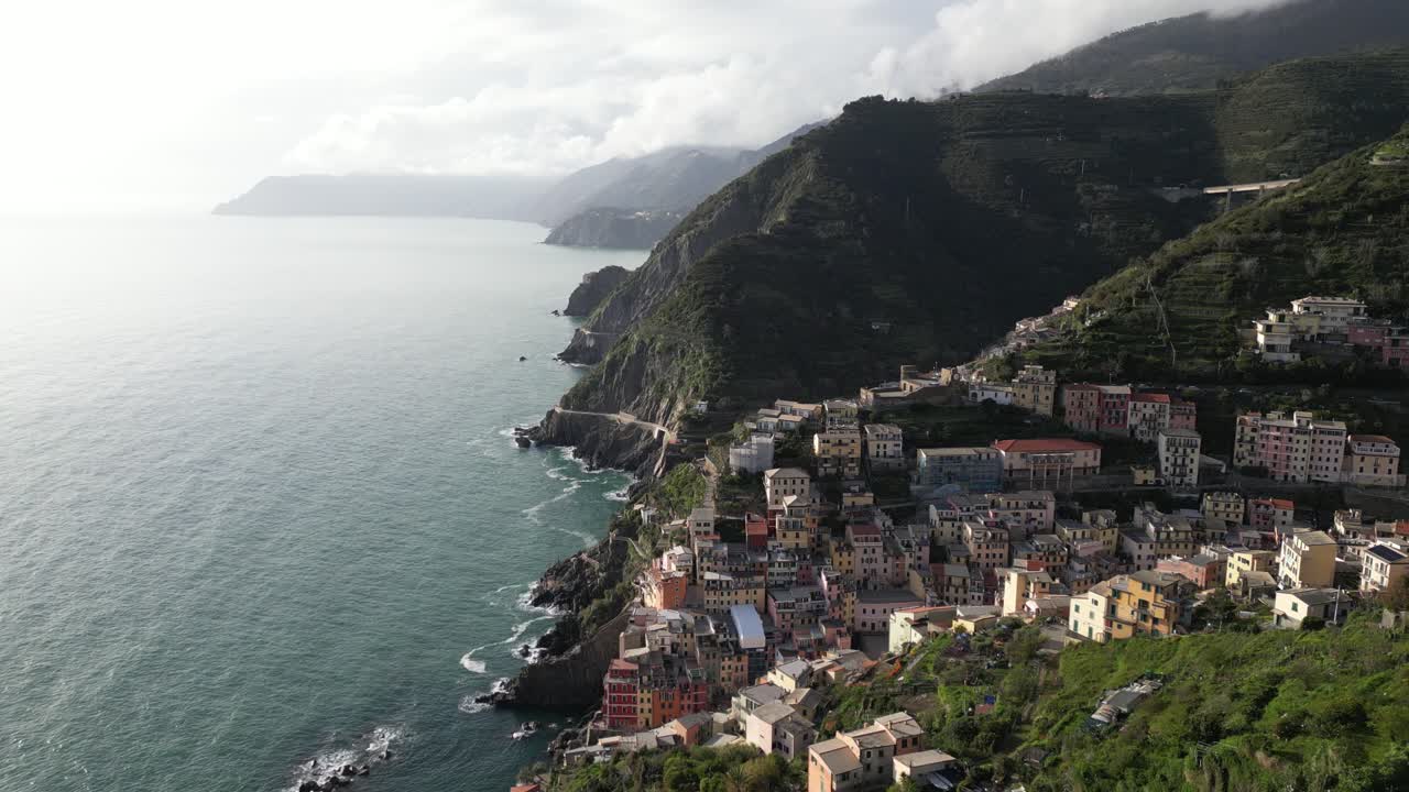 Riomaggiore, Cinque Terre, Italia, volo aereo dall'alto con inclinazione verso il basso che mostra abitazioni dense