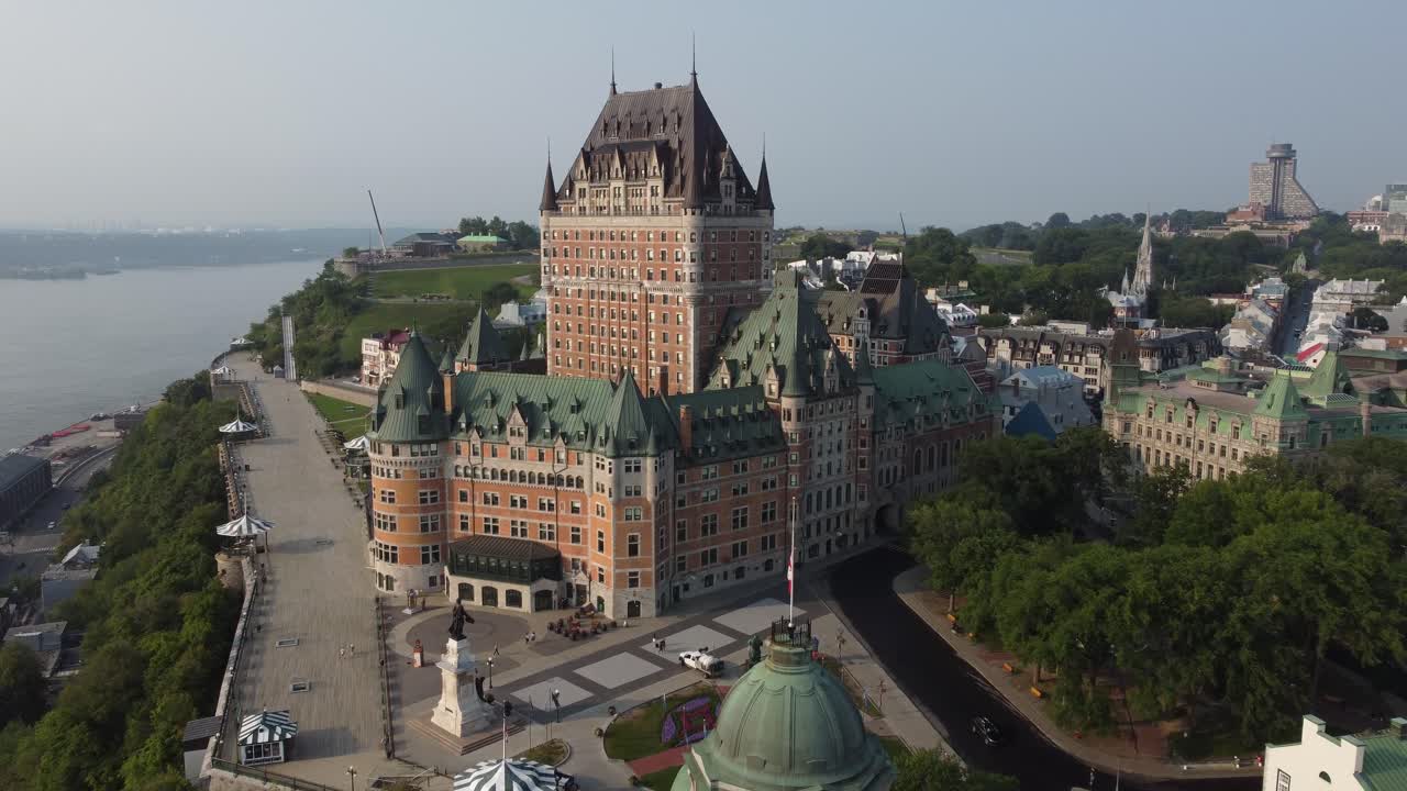 drone se acerca al castillo de frontenac el punto de referencia más famoso de la ciudad de quebec el casco antiguo de canadá los edificios históricos antiguos imágenes aéreas