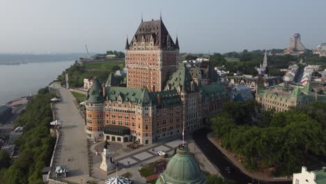 Drone-Acercándose-Al-Castillo-De-Frontenac,-El-Punto-De-Referencia-Más-Famoso-De-La-Ciudad-De-Quebec,-Casco-Antiguo-De-Canadá,-Edificios-Históricos-Antiguos,-Imágenes-Aéreas