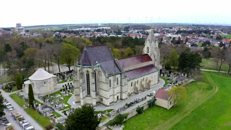 Katholische-Kirche-Von-Bad-Deutsch-Altenburg-Mit-Kapelle-Und-Friedhof-Auf-Dem-Kirchhof-In-Niederösterreich,-Österreich