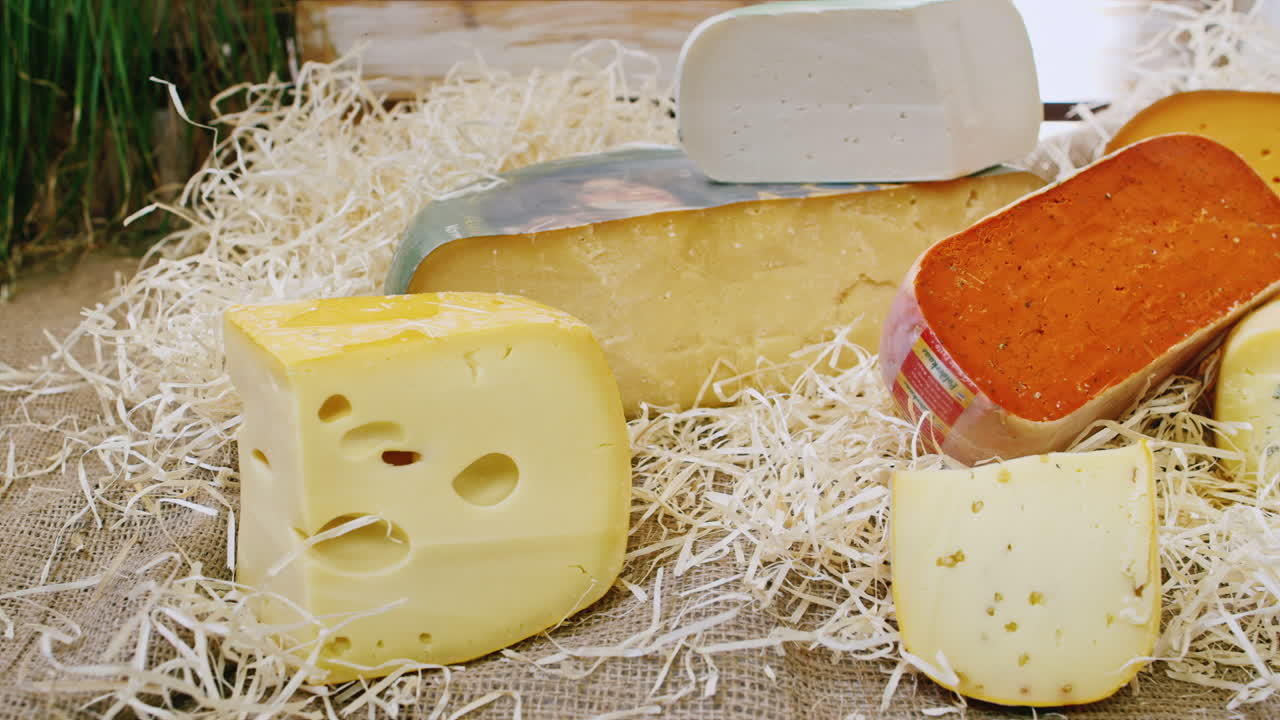 escaparate con muchos tipos de queso