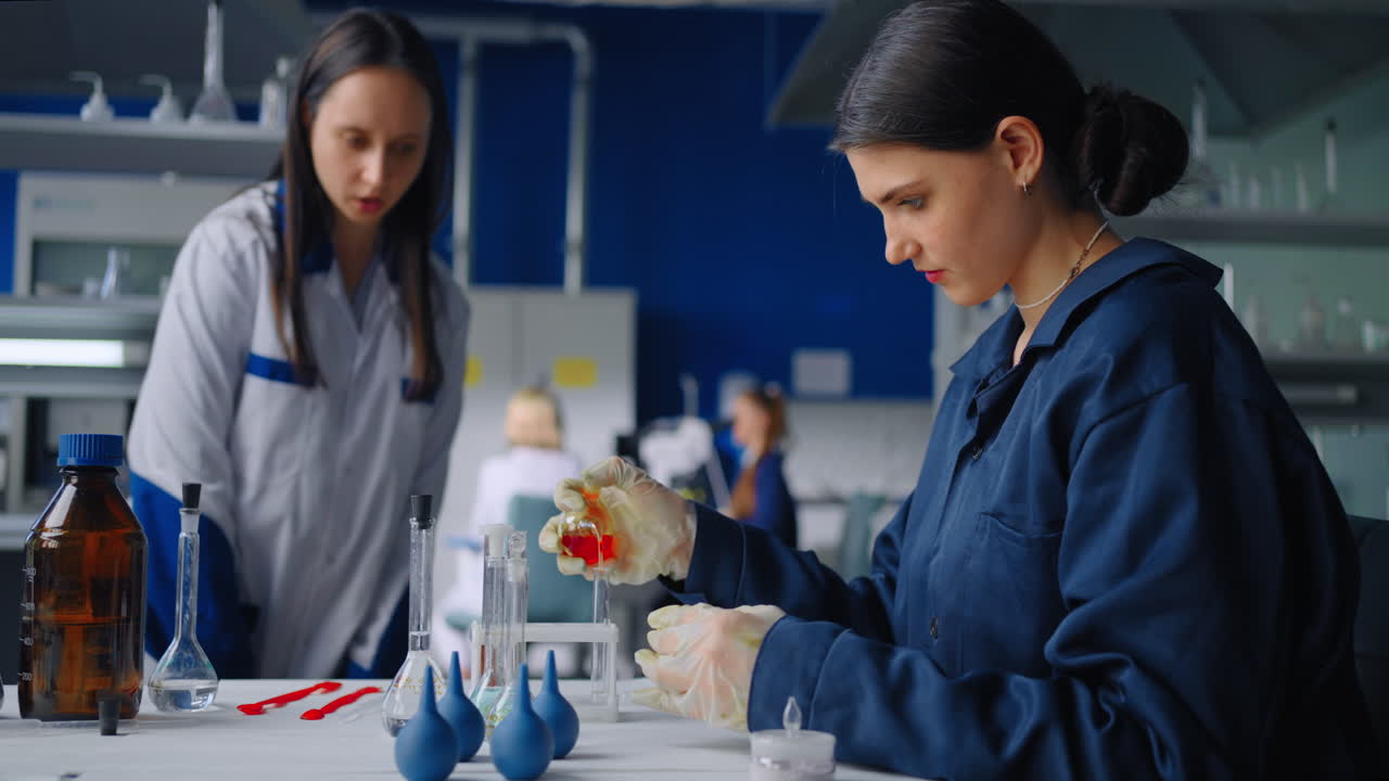 Scienziati che conducono un esperimento in un laboratorio