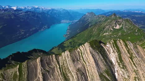 fotografía de un avión no tripulado que revela la cresta de la montaña brienzer rothorn, en los alpes de emmental, suiza