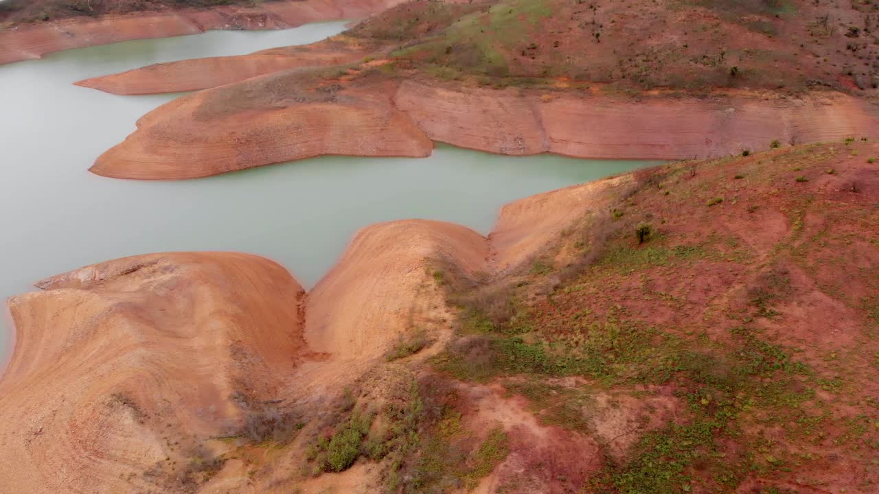 포르투갈의 물 부족 댐 해안