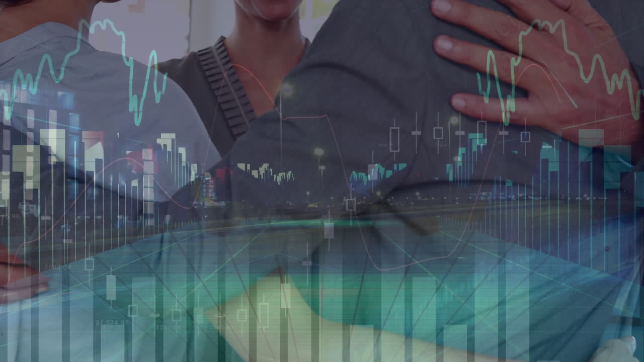 animación de gráficos financieros y tráfico sobre feliz exitoso diversos empresarios que abrazan