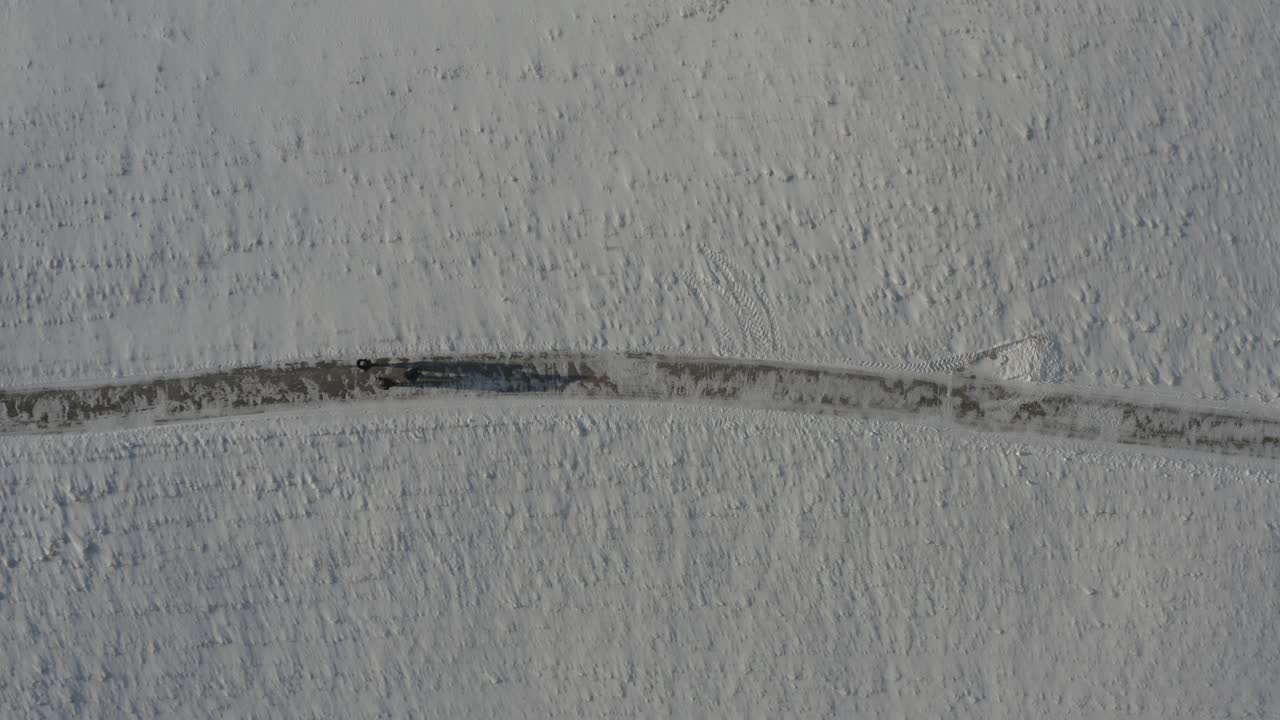 tres turistas mirando la vista desde una colina nevada
