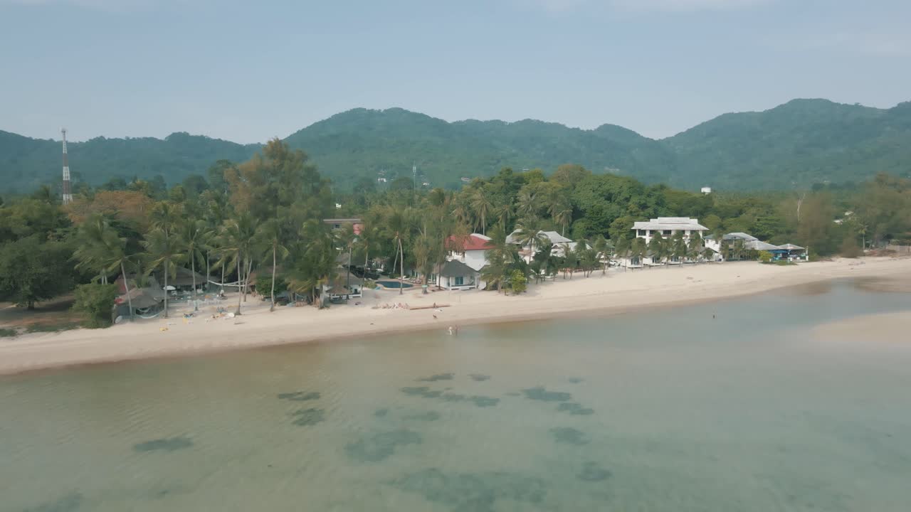 Impresionantes imágenes de dron de la hermosa playa y la costa en Koh Phangan, Tailandia