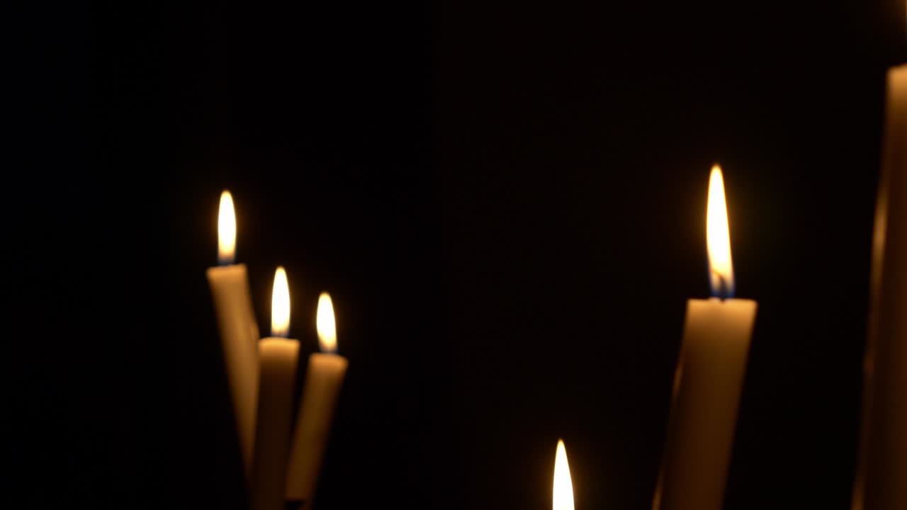 video de velas de cera en un fondo oscuro