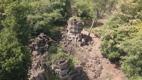 ruinas del templo de angkor en la selva, preah khan kampong svay, prasat bakhan