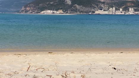 Schöner-Tropischer-Strand-Mit-Blauem-Himmel-Und-Weißem-Wolkenhintergrund