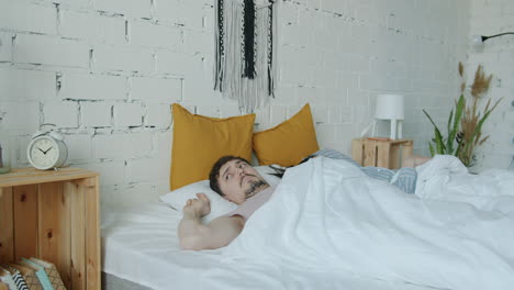 la pareja se despierta.