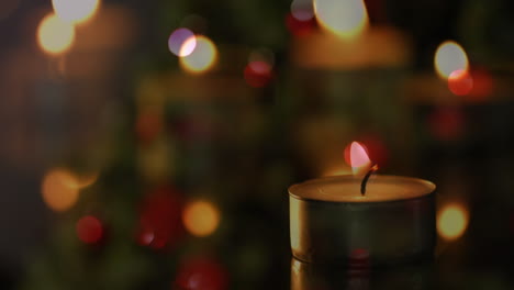animación de velas sobre el árbol de navidad y regalos