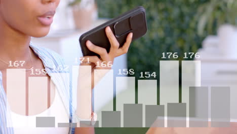 animación del procesamiento de datos sobre una mujer de negocios biracial que usa un teléfono inteligente en la oficina