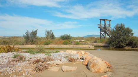 Leerer-Aussichtspunkt-Aus-Holz-Mit-Blick-Auf-Naturlandschaft-Und-Kanal-An-Einem-Sonnigen-Tag