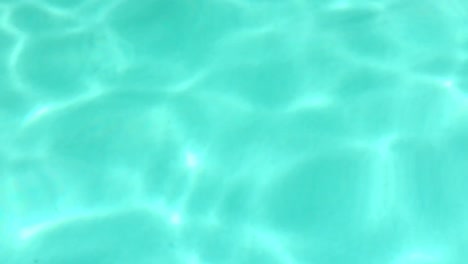 piscina azul y fresca