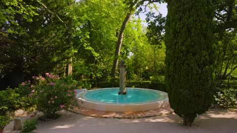 un oasis iluminado por la luna: una encantadora fuente rodeada de exuberante vegetación