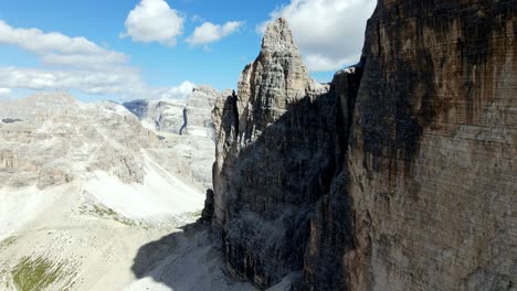 vistas aéreas de las tre cime di lavaredo en los dolomitas italianos