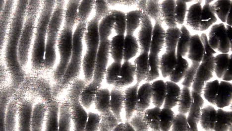 serpentina oscilante y patrones de tren de ondas en un líquido