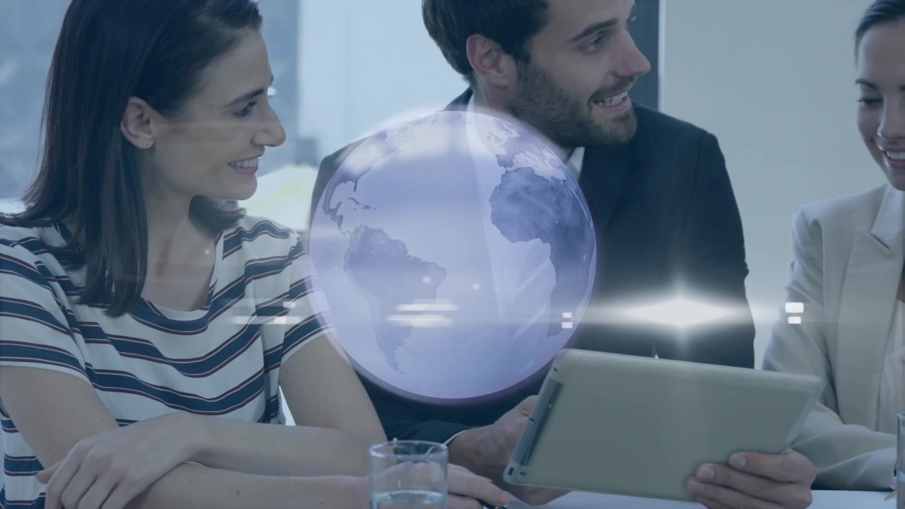 Animación de un globo terráqueo giratorio frente a diversos profesionales usando una tableta digital en la oficina.
