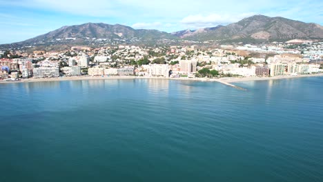 Plataforma-Rodante-Aérea-Se-Acerca-A-Hoteles-De-Lujo-Junto-Al-Mar-Y-Condominios-Con-Vista-A-La-Playa