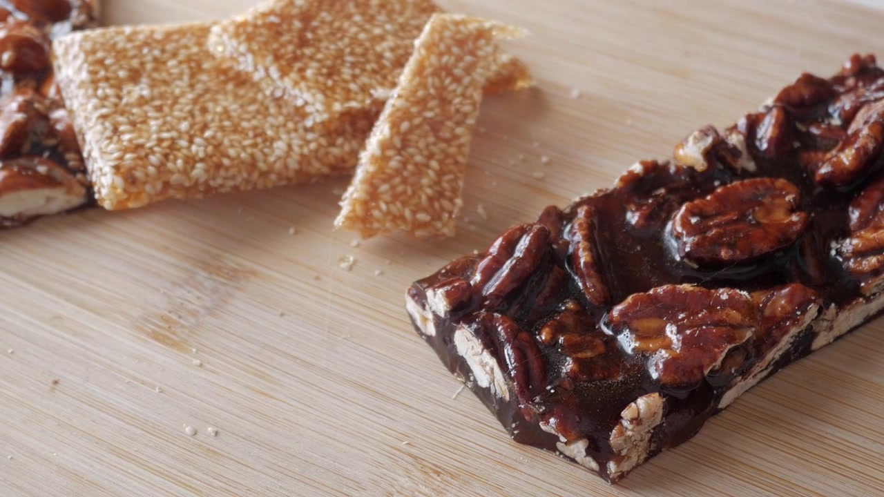 Utzoomet visning av nougat- og sesambar med honning. Tradisjonelle spanske Guirlaches