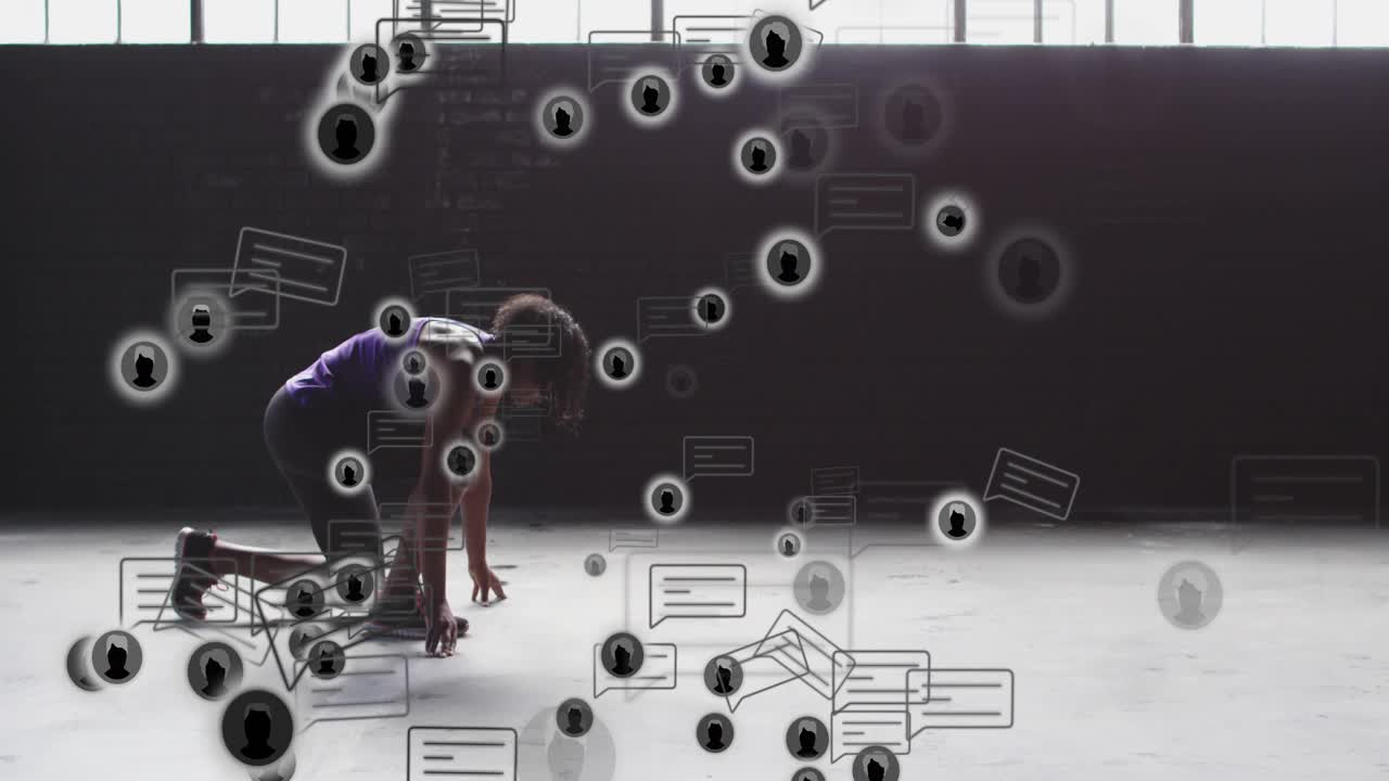 Mujer preparándose para esprintar en el gimnasio, en posición de cuclillas con avatares y mensajes a su alrededor.