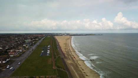 imágenes aéreas de drones sobre la costa de gorleston-on-sea, norfolk