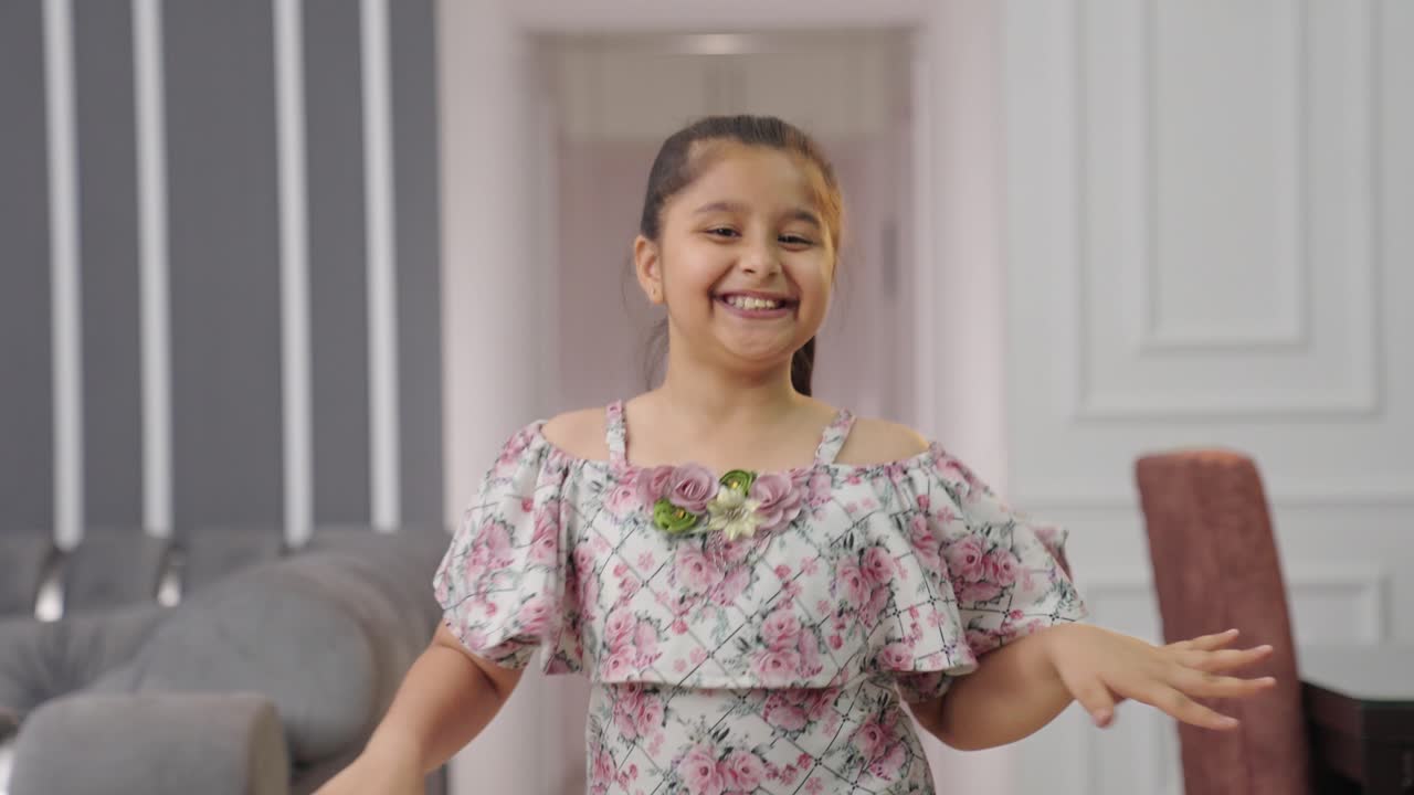 niña india bailando y divirtiéndose