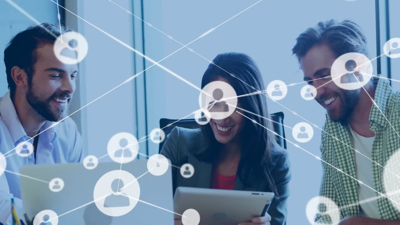 animación de red sobre personas de negocios que colaboran con dispositivos digitales en la oficina
