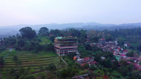 Vista-Panorámica-De-Un-Restaurante-En-Un-Paisaje-Natural-Tropical-En-La-Ciudad-De-Bandung,-Java-Occidental,-Indonesia