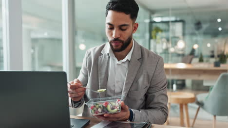 Computadora-Portátil,-Ensalada-Y-Un-Hombre-De-Negocios-Comiendo