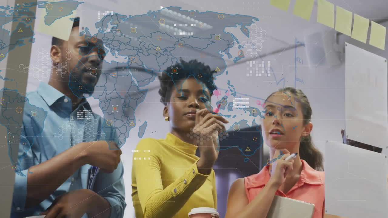 animación del procesamiento de datos financieros sobre diversas personas de negocios en la oficina