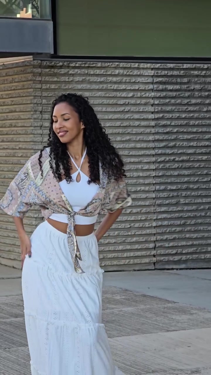 Goditi un ballo all'aperto alla moda con una maxi gonna bianca e un top corto elegante.