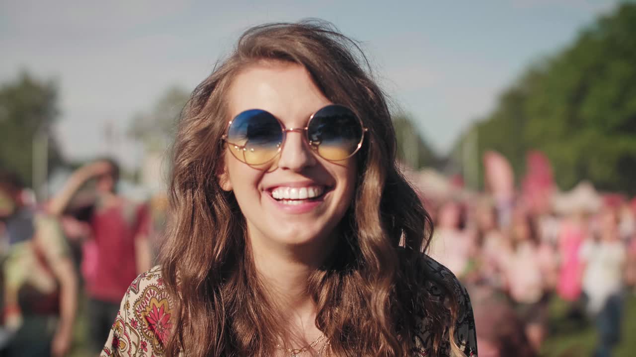 chica soplando algunas piezas de confeti