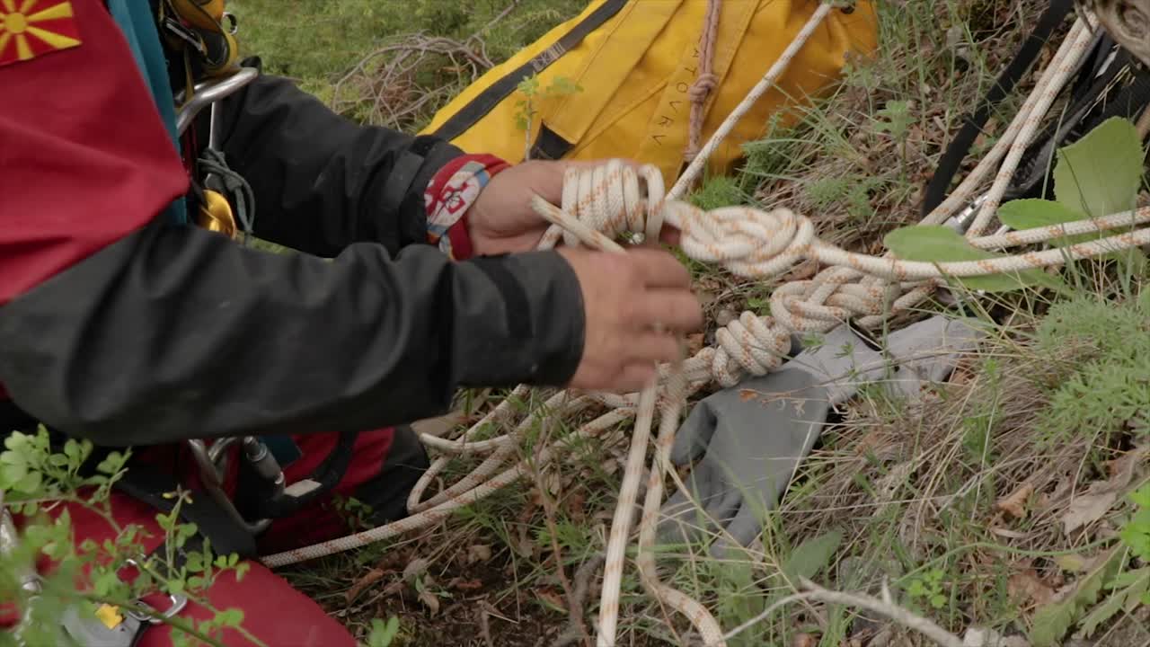 밧줄로 매듭을 묶는 사람