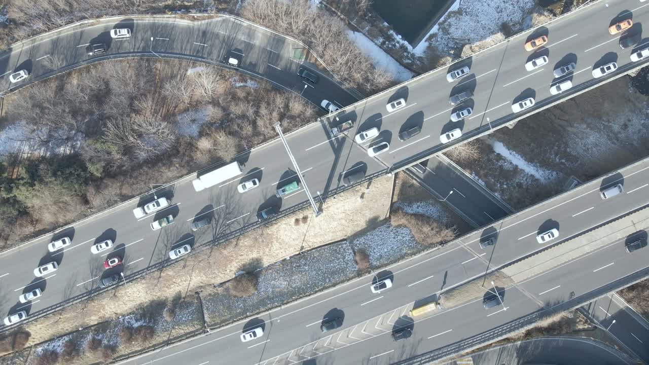 도로 교차로를 따라 자동차를 운전합니다. 도시 바의 공중 전망입니다.