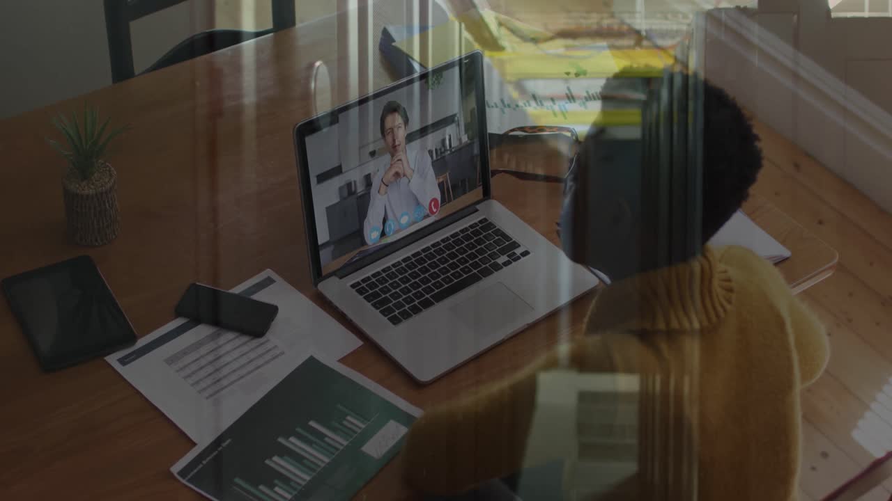 Animasjon av afroamerikansk forretningskvinne på videokall via laptop over dataservere
